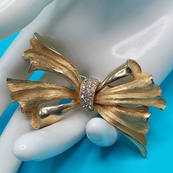 Vintage BSK Clear Pave Rhinestones Gold Tone Bow Brooch, 2 3/4 Inches, 1960s - Picture 1 of 9